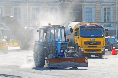 Yol Asfalt döşeme çalışmaları devam ediyor .