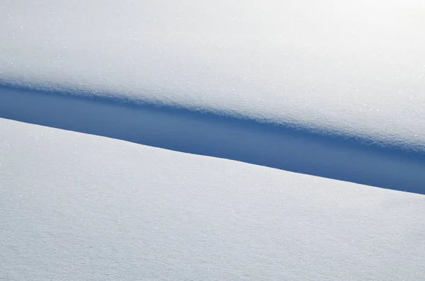 Σκιά με τη μορφή των γραμμών στο χιόνι. — Φωτογραφία Αρχείου