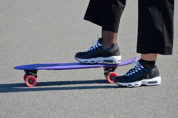Skateboard sulla pista asfaltata . — Foto Stock