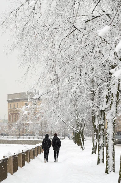 Inverno de neve na cidade nas ruas . — Fotografia de Stock