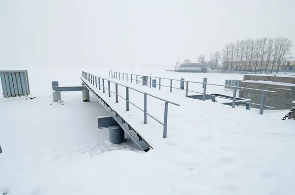 Jachthaven voor schepen op de baai. — Stockfoto