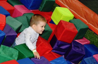 Çocuk eğlence merkezinde dinleniyor..