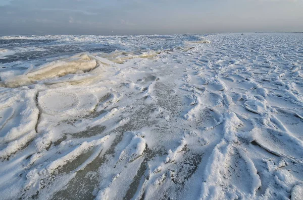Die Bucht ist mit Eis bedeckt. — Stockfoto