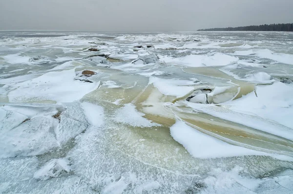 La baie est couverte de glace . — Photo