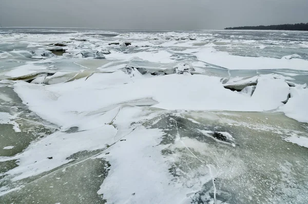 ベイが氷で覆われています。. — ストック写真