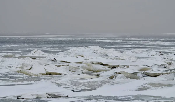 La baie est couverte de glace . — Photo