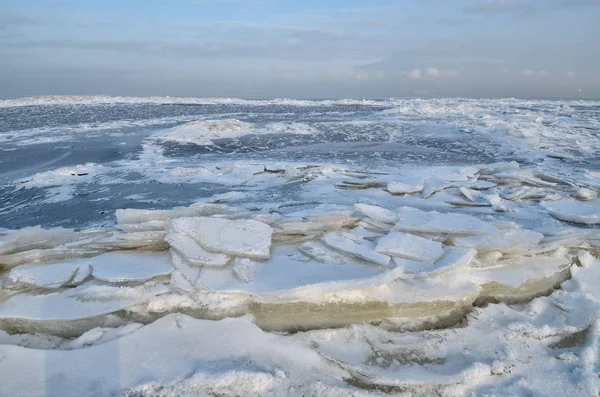 Die Bucht ist mit Eis bedeckt. — Stockfoto