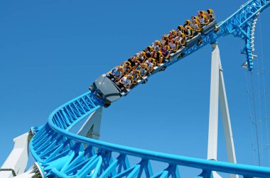 Popüler bir cazibe Rus roller coaster olduğunu.