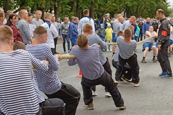 Ein Team von Seeleuten zieht das Seil. — Stockfoto