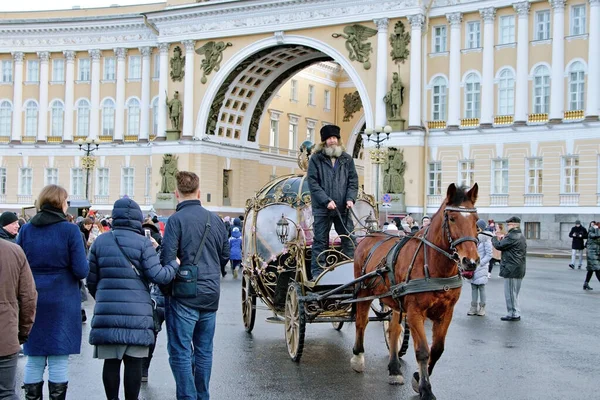 Подорож на конях у центрі міста.. — стокове фото