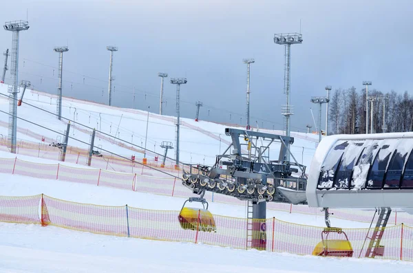 Su una pista da sci in inverno . — Foto Stock
