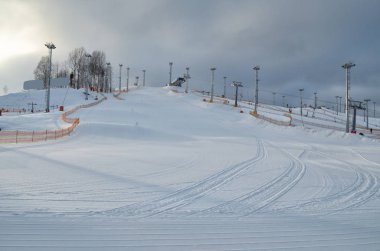 Kışın bir kayak yamacında.