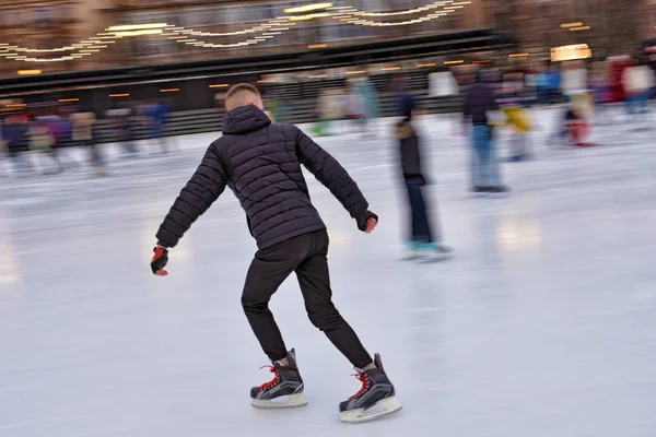 Schaatsen op de ijsbaan. — Stockfoto