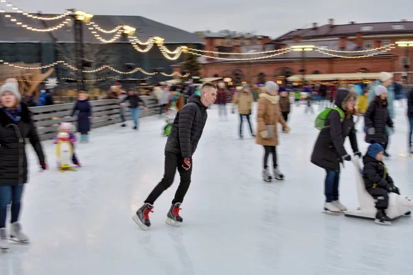 Schlittschuhlaufen auf der Eisbahn. — Stockfoto