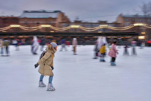 Schaatsen op de ijsbaan. — Stockfoto