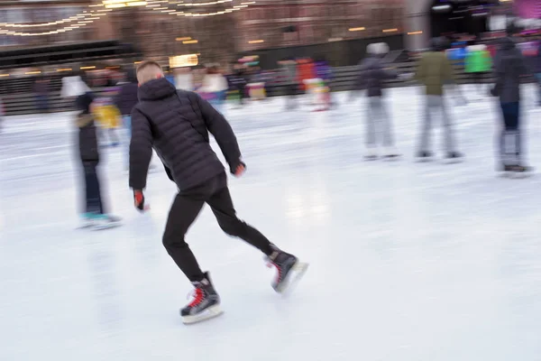 Schaatsen op de ijsbaan. — Stockfoto