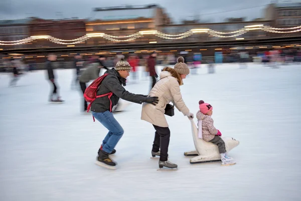 Schaatsen op de ijsbaan. — Stockfoto