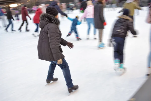 Schaatsen op de ijsbaan. — Stockfoto