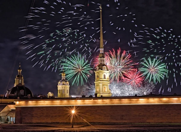 Mooie feestelijke vuurwerk voor Kerstmis. Rechtenvrije Stockfoto's