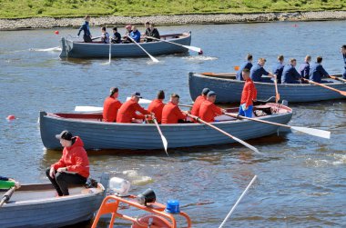 Saint-Petersburg. 9 Mayıs 2018. Teknelerde yüzme müsabakaları. Hızlı yelkencilik. Takım üyeleri küreklerle kürek çekiyorlar.