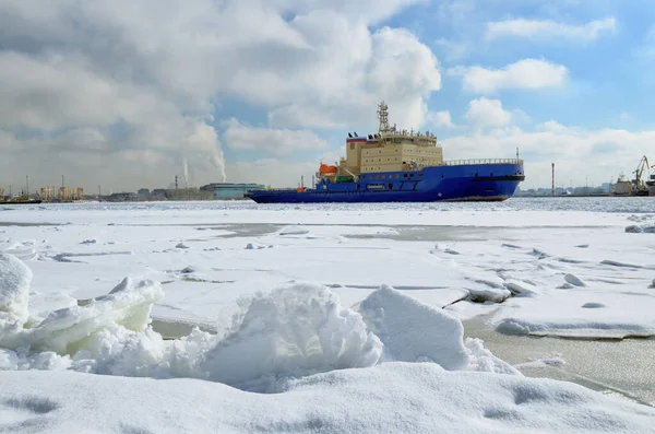 冬天港口的水域 海湾的水被冰覆盖着 — 图库照片