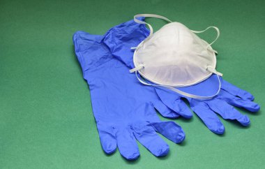 Coronavirus Covid-19 için ilaçlar. Yüzünde maske, ellerinde eldiven var..