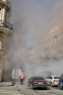 Saint-Petersburg.Marş 28.2018. Sıcak suyla ısıtma borusunda bir atılım oldu. Olay Sennaya Meydanı yakınlarındaki Stolyarnyy Pereulok 'da meydana geldi. Kurtarma ekipleri geldi..