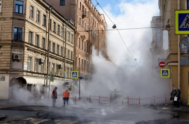 Saint-Petersburg.Marş 28.2018. Sıcak suyla ısıtma borusunda bir atılım oldu. Olay Sennaya Meydanı yakınlarındaki Stolyarnyy Pereulok 'da meydana geldi. Kurtarma ekipleri geldi..