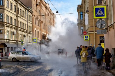 Saint-Petersburg.Marş 28.2018. Sıcak suyla ısıtma borusunda bir atılım oldu. Olay Sennaya Meydanı yakınlarındaki Stolyarnyy Pereulok 'da meydana geldi. Kurtarma ekipleri geldi..