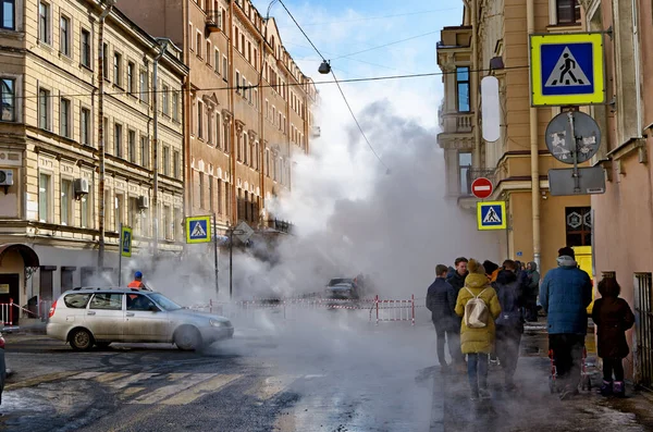 Sint Petersburg Rusland28 2018 Een Doorbraak Van Een Verwarmingsleiding Met Stockfoto