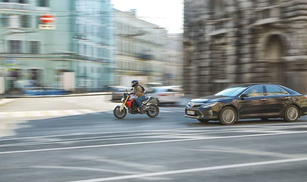 Schnelles Motorradfahren Auf Einer Stadtstraße — Stockfoto
