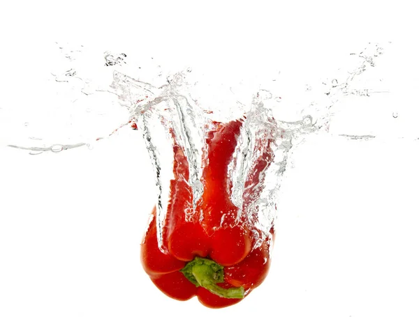Červený pepř zelenina délání šplouchat ve vodě — Stock fotografie