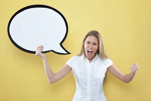 Hübsche junge blonde Kaukasierin lächelt mit Comic-Luftballon — Stockfoto