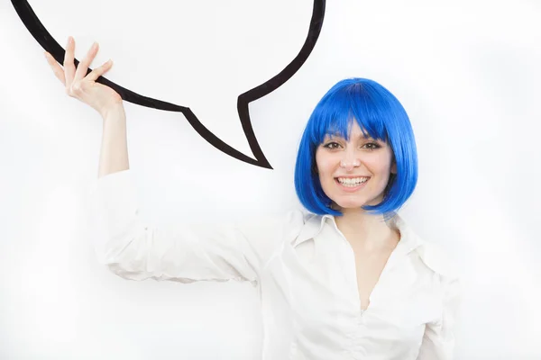 Bella giovane donna caucasica bruna sorridente con palloncino comico e parrucca blu su sfondo bianco — Foto Stock