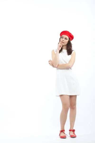 Bella giovane donna caucasica bruna con rosso basco pensiero su sfondo bianco — Foto Stock