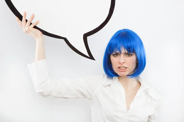 Jolie jeune brune caucasienne en colère femme avec ballon comique et perruque bleue sur fond blanc — Photo