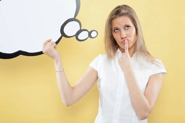 Bella giovane donna bionda caucasica pensando con palloncino comico su sfondo giallo — Foto Stock