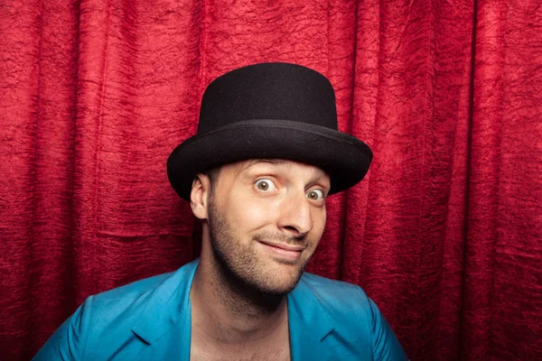 Hombre feliz caucásico con sombrero sobre fondo rojo — Foto de Stock