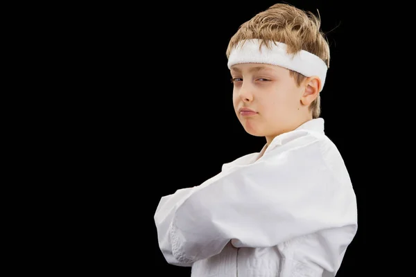 Cinturón negro karate rubio niño aislado en negro — Foto de Stock