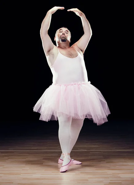 Grappige vet klassieke danser op zwarte achtergrond — Stockfoto