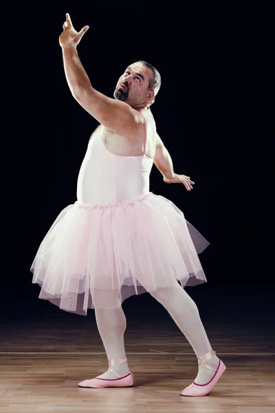 Divertida bailarina clásica gorda sobre fondo negro — Foto de Stock