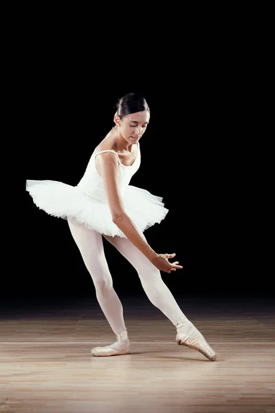 Bella ballerina classica su sfondo nero — Foto Stock