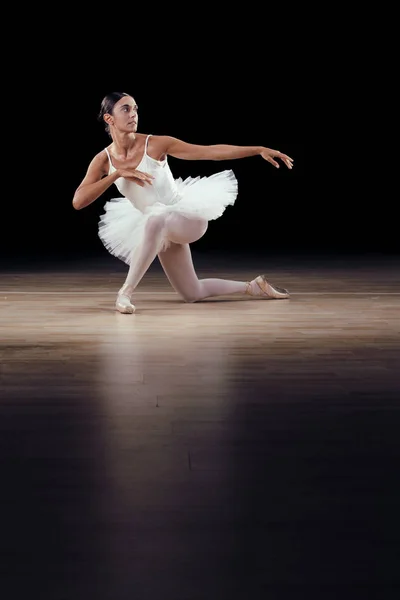 Krásný klasický tanečník na černém pozadí — Stock fotografie