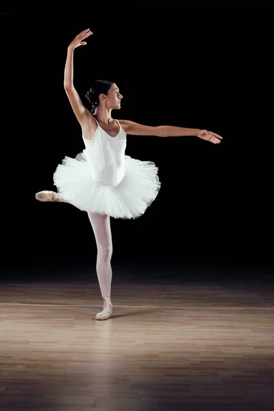 Hermosa bailarina clásica sobre fondo negro —  Fotos de Stock