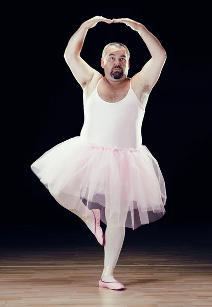 Srandovní tlustá klasický tanečník na černém pozadí — Stock fotografie