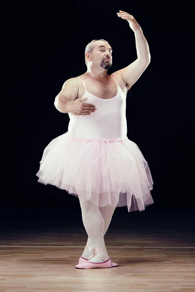 Смешной толстый классический танцор на черном фоне — стоковое фото