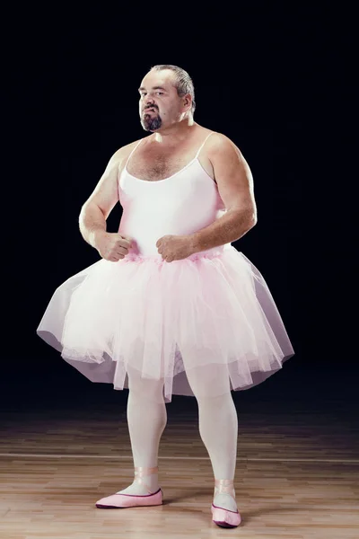 在黑色背景上的滑稽胖古典舞舞者 — 图库照片