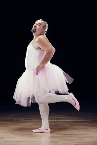 Zabawny tłuszczu tancerz klasyczny na czarnym tle — Zdjęcie stockowe