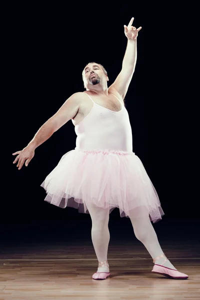 Divertida bailarina clásica gorda sobre fondo negro — Foto de Stock