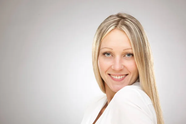 Europeo caucásico rubia feliz negocio mujer estudio retrato —  Fotos de Stock